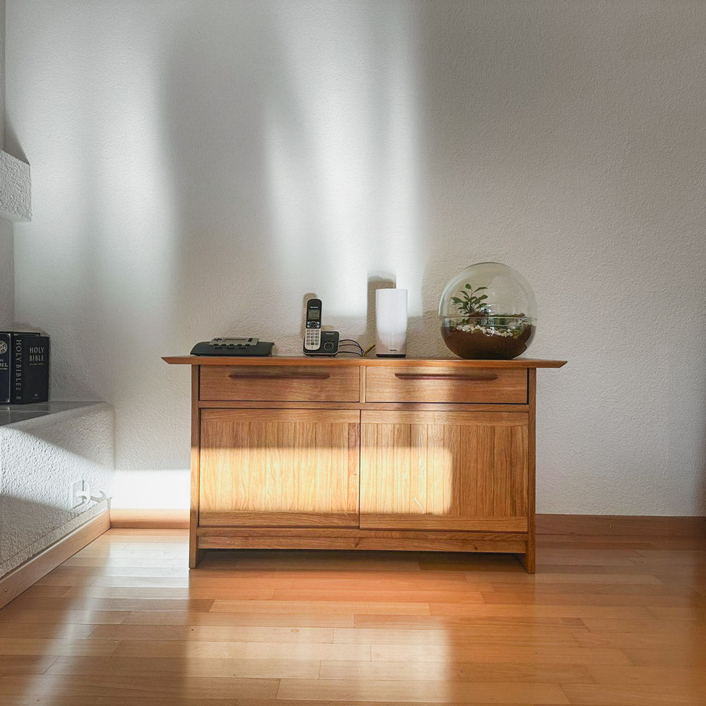 Detailaufnahme der Messingräder an der Kommode Corbin – hochwertige Rollenlösung für flexible Nutzung und elegantes Design