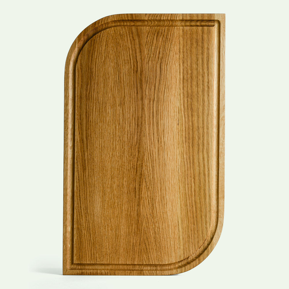 Holz Schneidebrett Eiche in horizontaler Ansicht inklusiver einer sauber gearbeiteten Saftrille