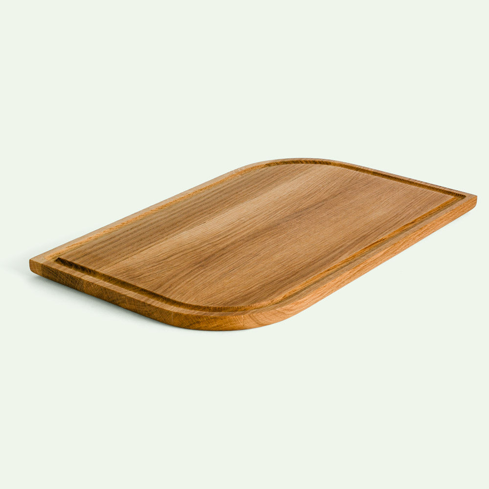 Holz Schneidebrett Eiche in Blattform wird in perspektivischer Ansicht angezeigt. inklusiver einer sauber gearbeiteten Saftrille