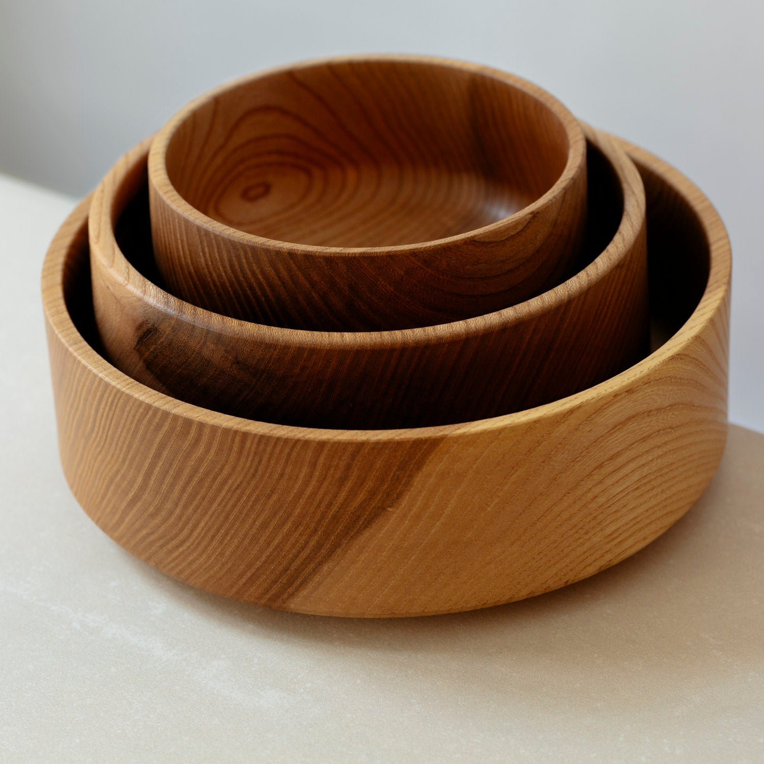 3-teiliges Schalenset aus Ulme / Rüster Holz mit natürlichem Bienenwachs Finish, ⌀ 12/14/20 cm
