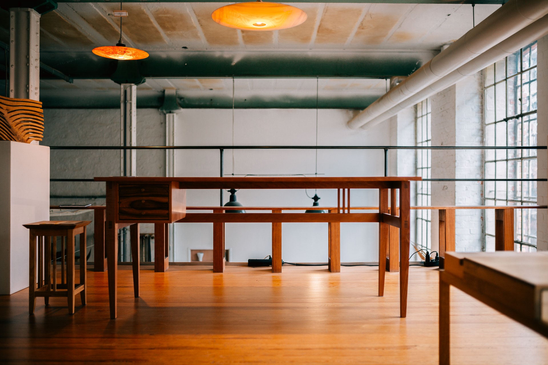 Atmospährisches Foto innerhalb der Schwarz Weiß Galerie von Torsten Franke, zu sehen sind Design Holzmöbel von mimikry innerhalb der Baumwollspinnerei