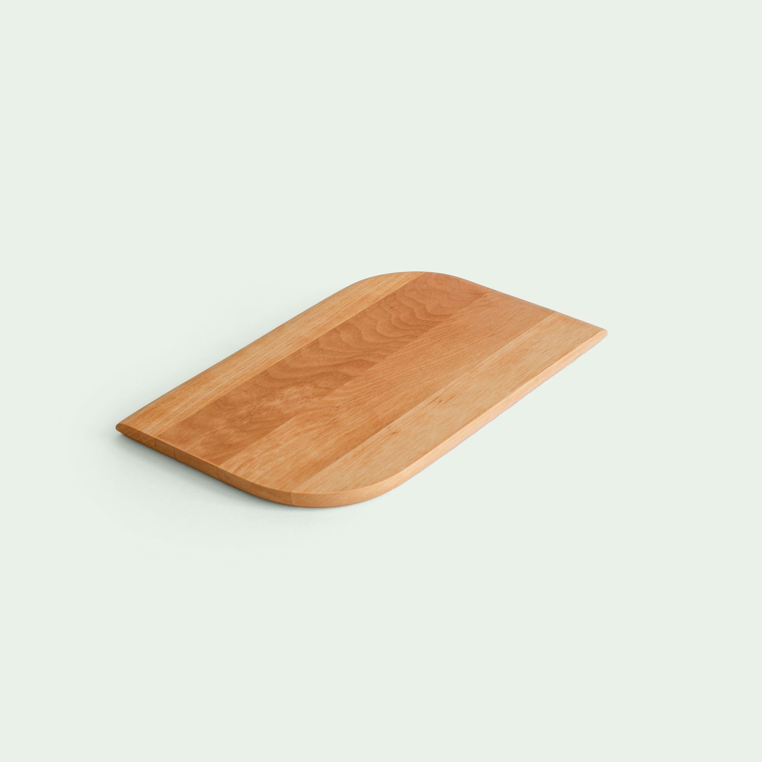 Perspektivische Ansicht eines Frühstücksbrett aus Erle mit Blattform, als Freisteller