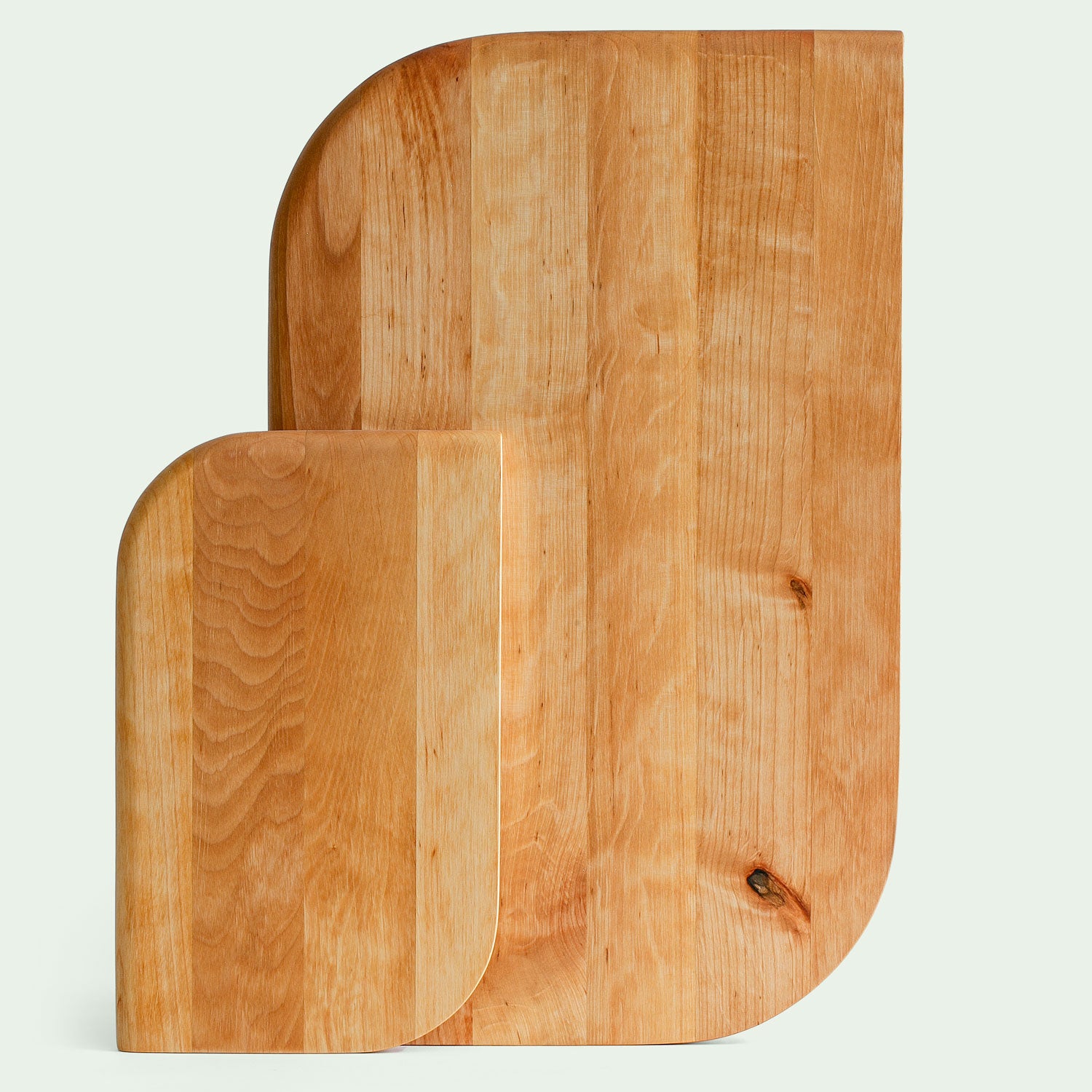 Blick auf ein Set aus zwei hochwertige Holz Schneidebretter in Blattform, aus Erlenholz