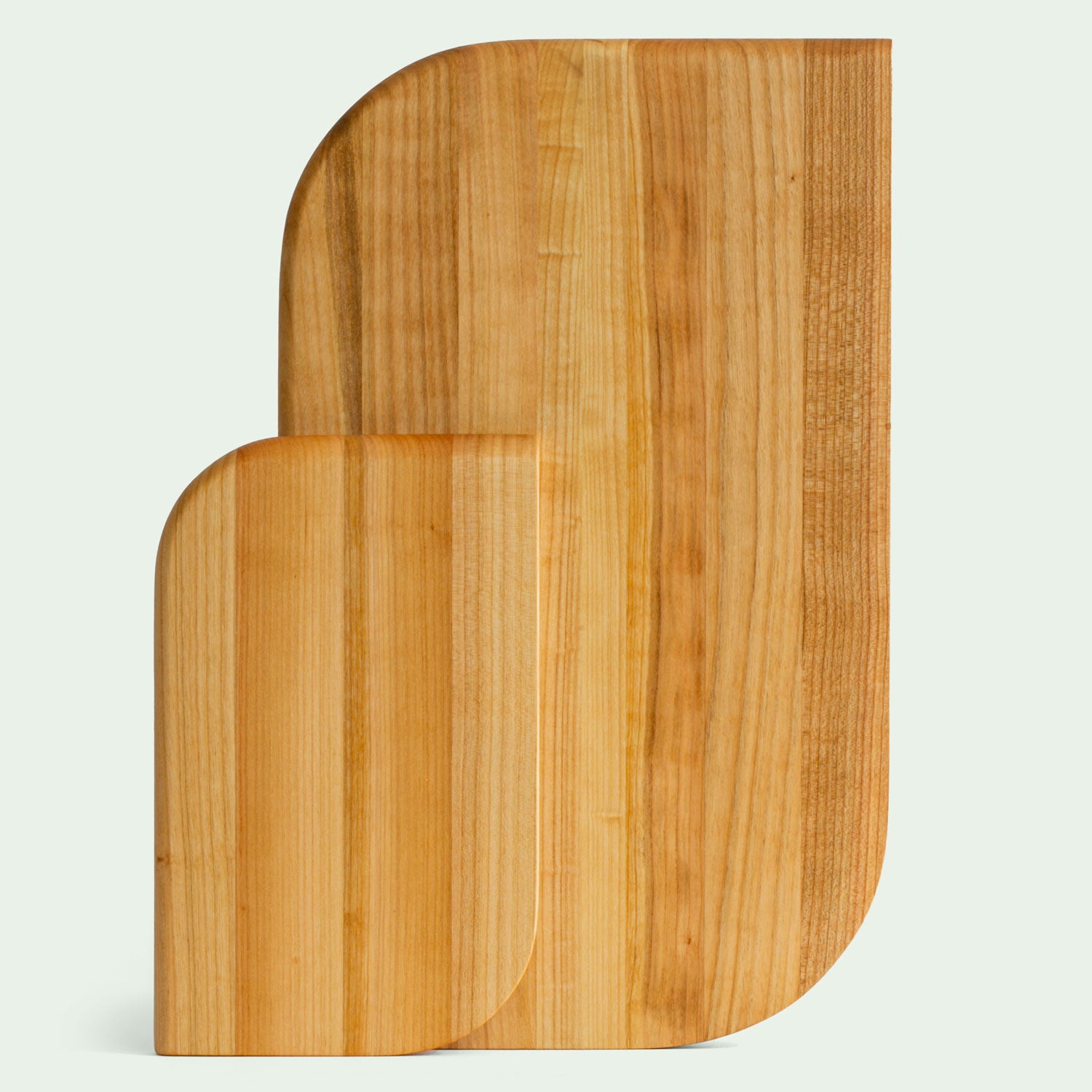 Blick auf ein Set aus zwei Holz Schneidebretter in Blattform, aus Kirsche