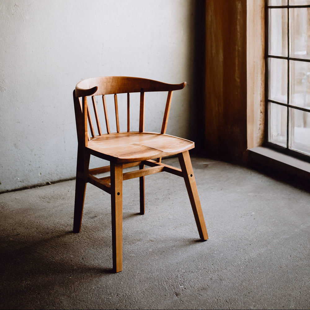 Armlehnenstuhl Norderney aus massivem Erlenholz, mit gebogener Rückenlehne und Leinöl Finish
