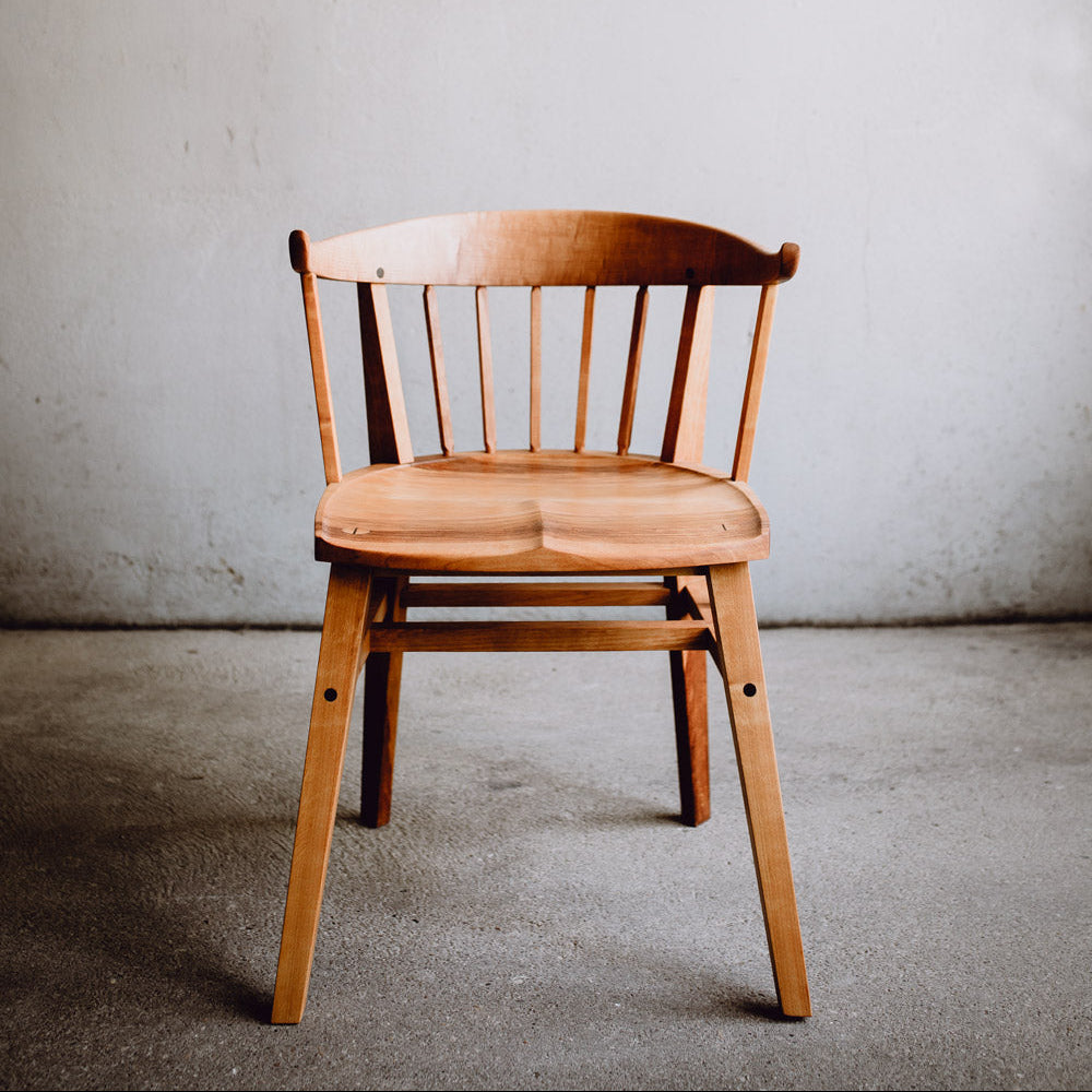 Armlehnenstuhl Norderney aus massivem Erlenholz, mit gebogener Rückenlehne und Leinöl Finish