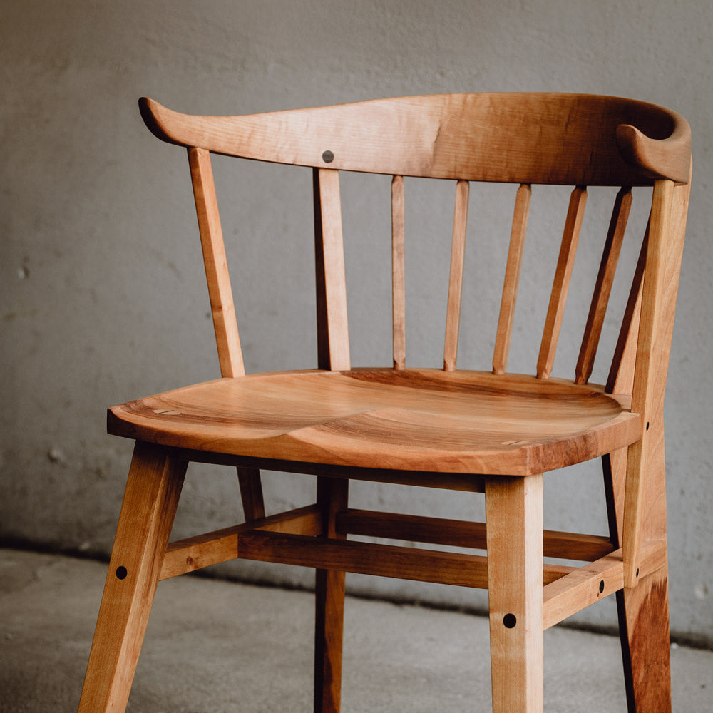 Armlehnenstuhl Norderney aus massivem Erlenholz, mit gebogener Rückenlehne und Leinöl Finish