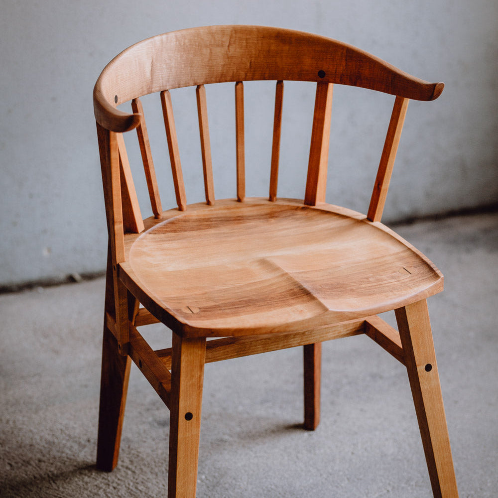 Armlehnenstuhl Norderney aus massivem Erlenholz, mit gebogener Rückenlehne und Leinöl Finish