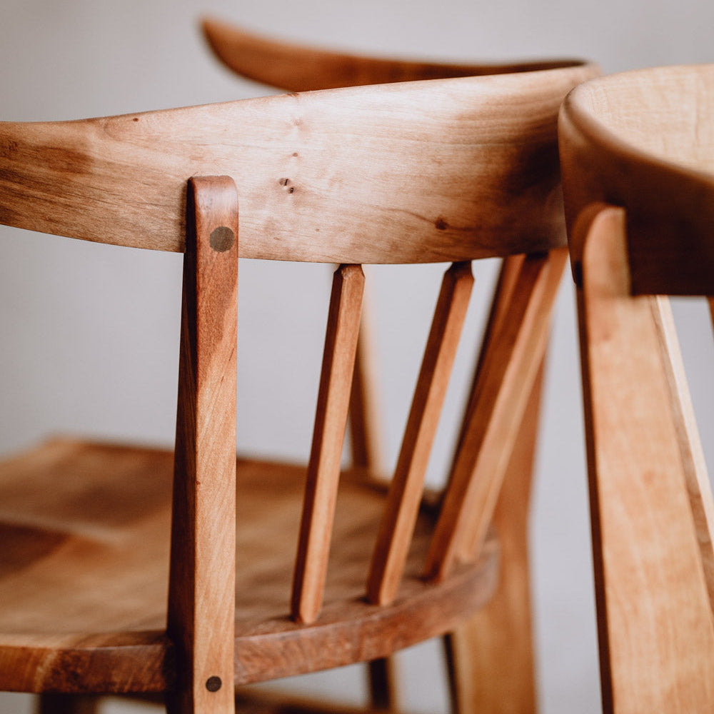 Armlehnenstuhl Norderney aus massivem Erlenholz, mit gebogener Rückenlehne und Leinöl Finish