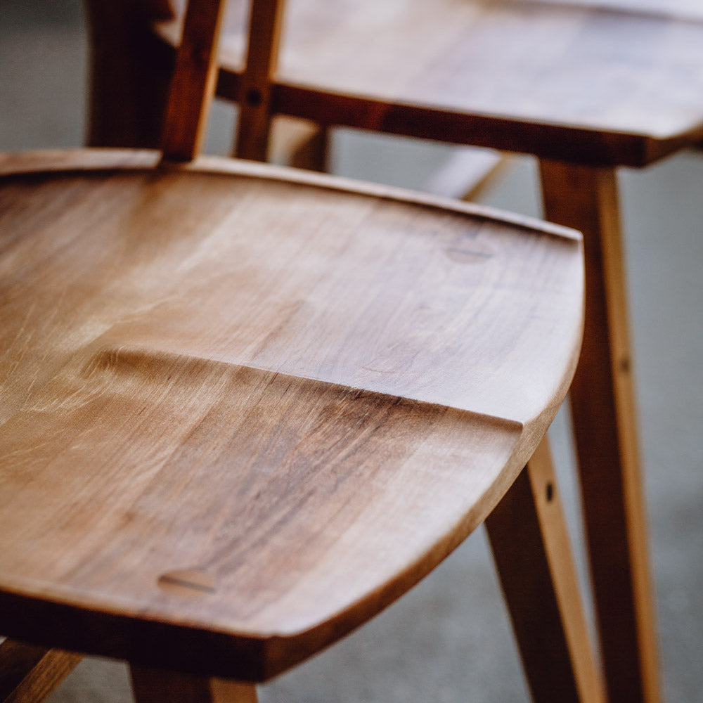 Armlehnenstuhl Norderney aus massivem Erlenholz, mit gebogener Rückenlehne und Leinöl Finish