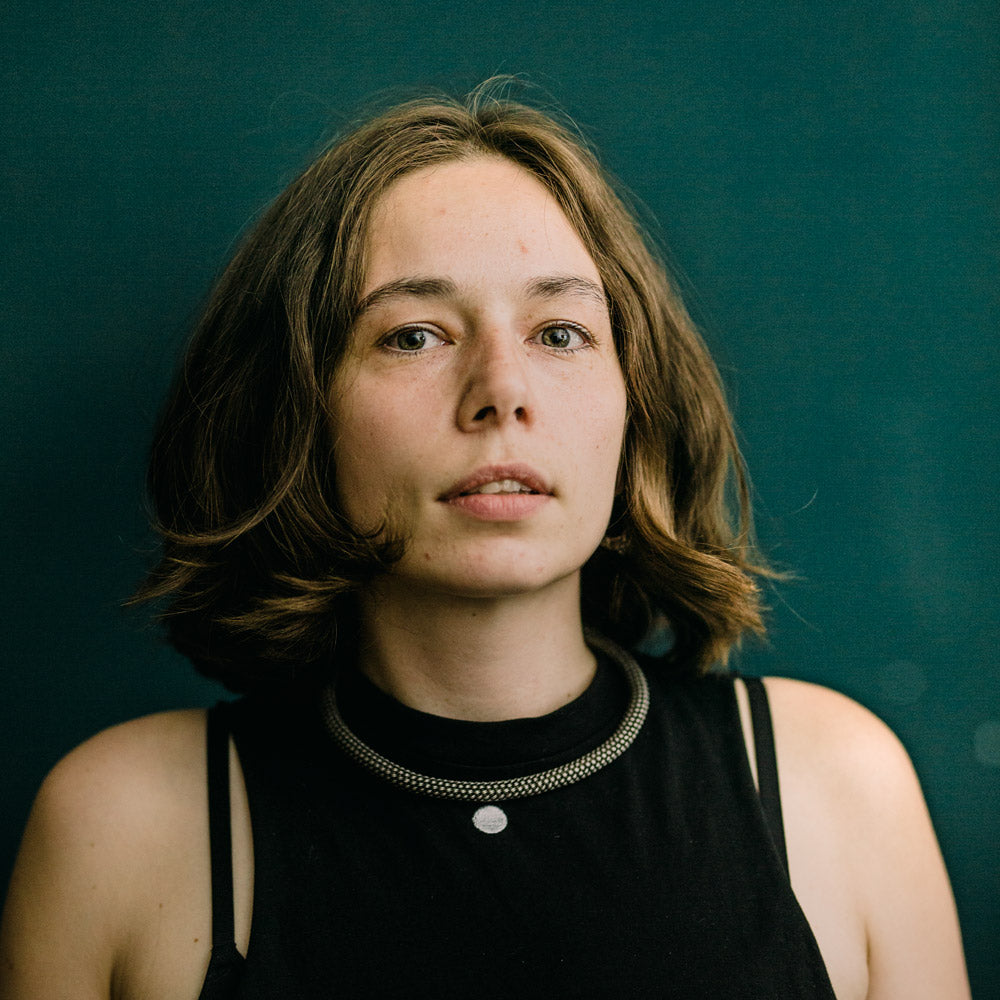 Atmosphärisches Portrait von Victoria Hilsberger, der Mitorganisatorin der Leipziger Kulturmesse