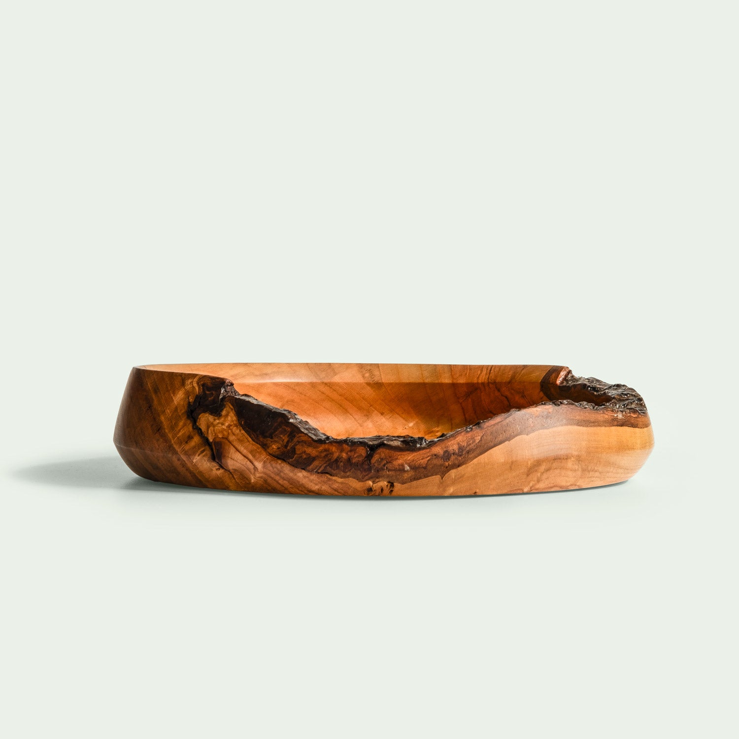 Flache Ansicht einer handgefertigten Holzschale aus Kirschholz mit rustikalem Holzrand und natürlicher Holzmaserung.
