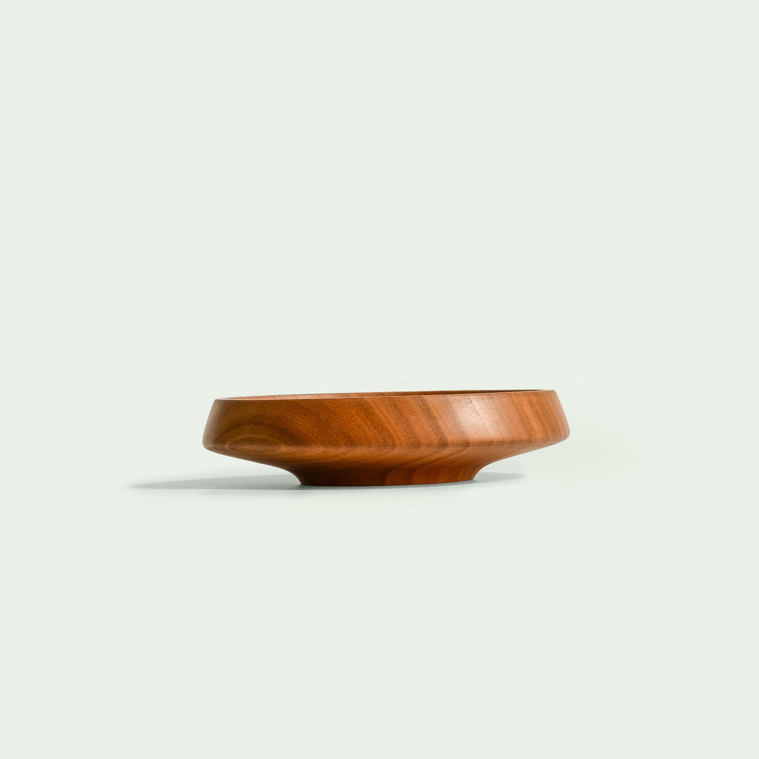 Flache Ansicht einer handgefertigten kleinen Schale aus Kirschholz mit natürlicher Holzmaserung und elegantem Design.