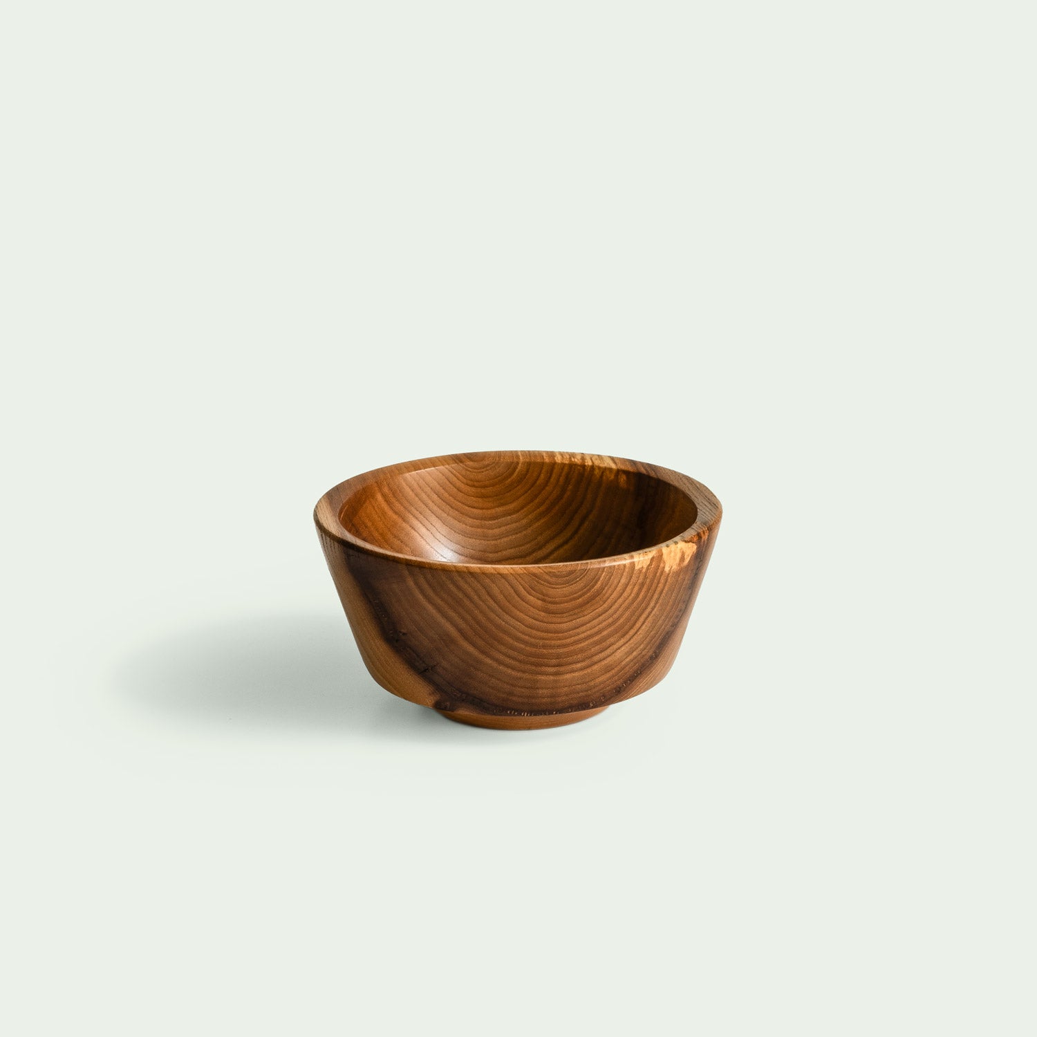 Handgefertigte Schale aus Rüsterholz in stilvoller und natürlicher Form.