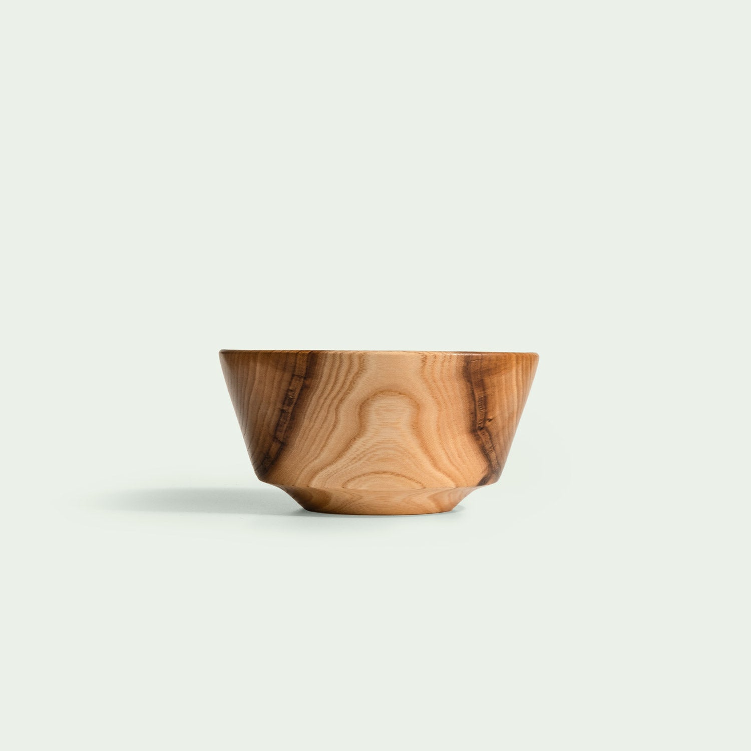 Flache Ansicht einer handgefertigten Schale aus Rüsterholz mit natürlicher Holzmaserung und rustikaler Ästhetik.