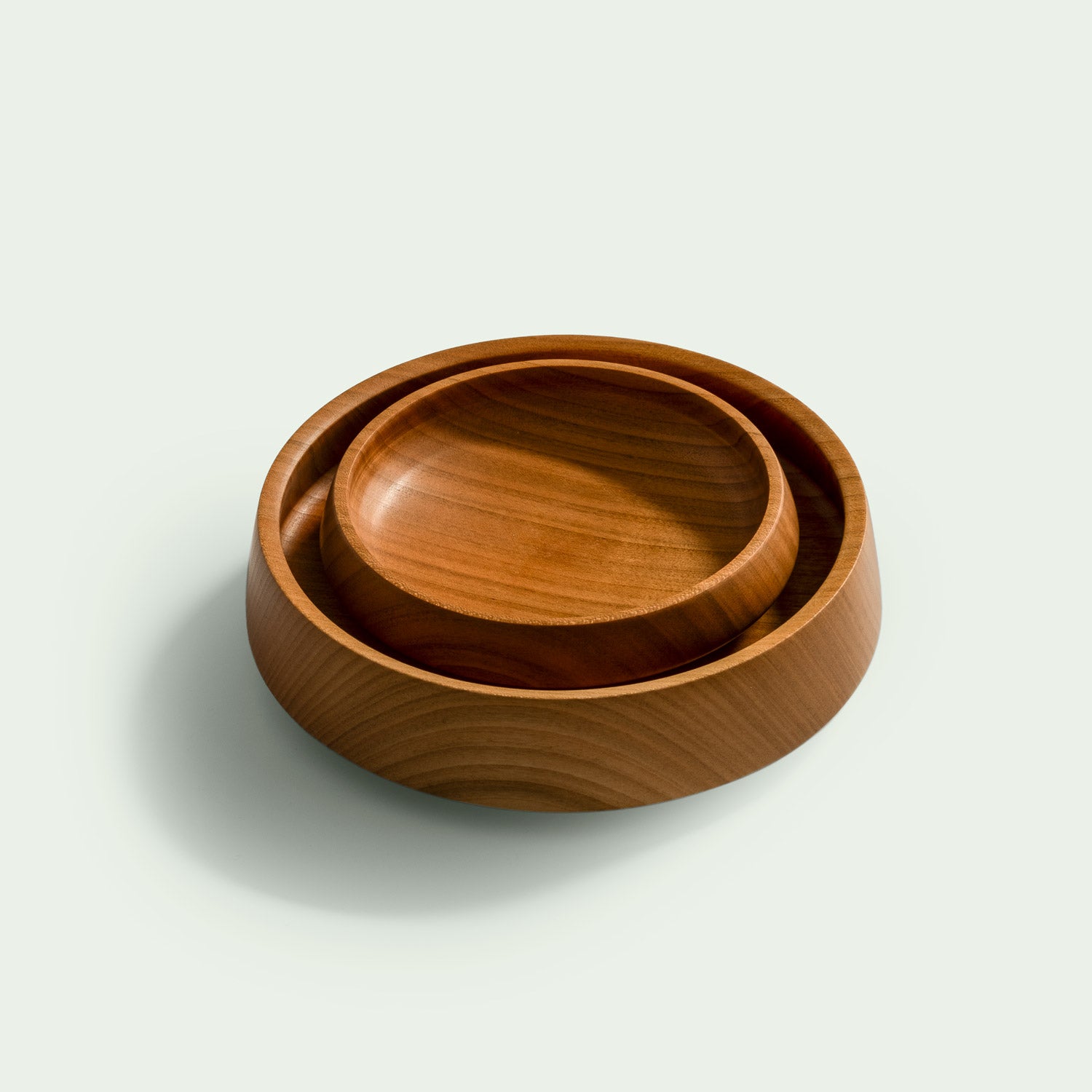 Ein Set aus handgefertigte Holzschalen aus sehr homogenen Kirschholz mit einzigartiger Maserung steht im Raum und wird von oben betrachtet.