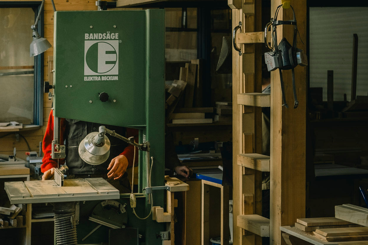 Bedienung einer Bandsäge durch Schreiner – exakter Längsschnitt in Möbeltischlerei Leipzig