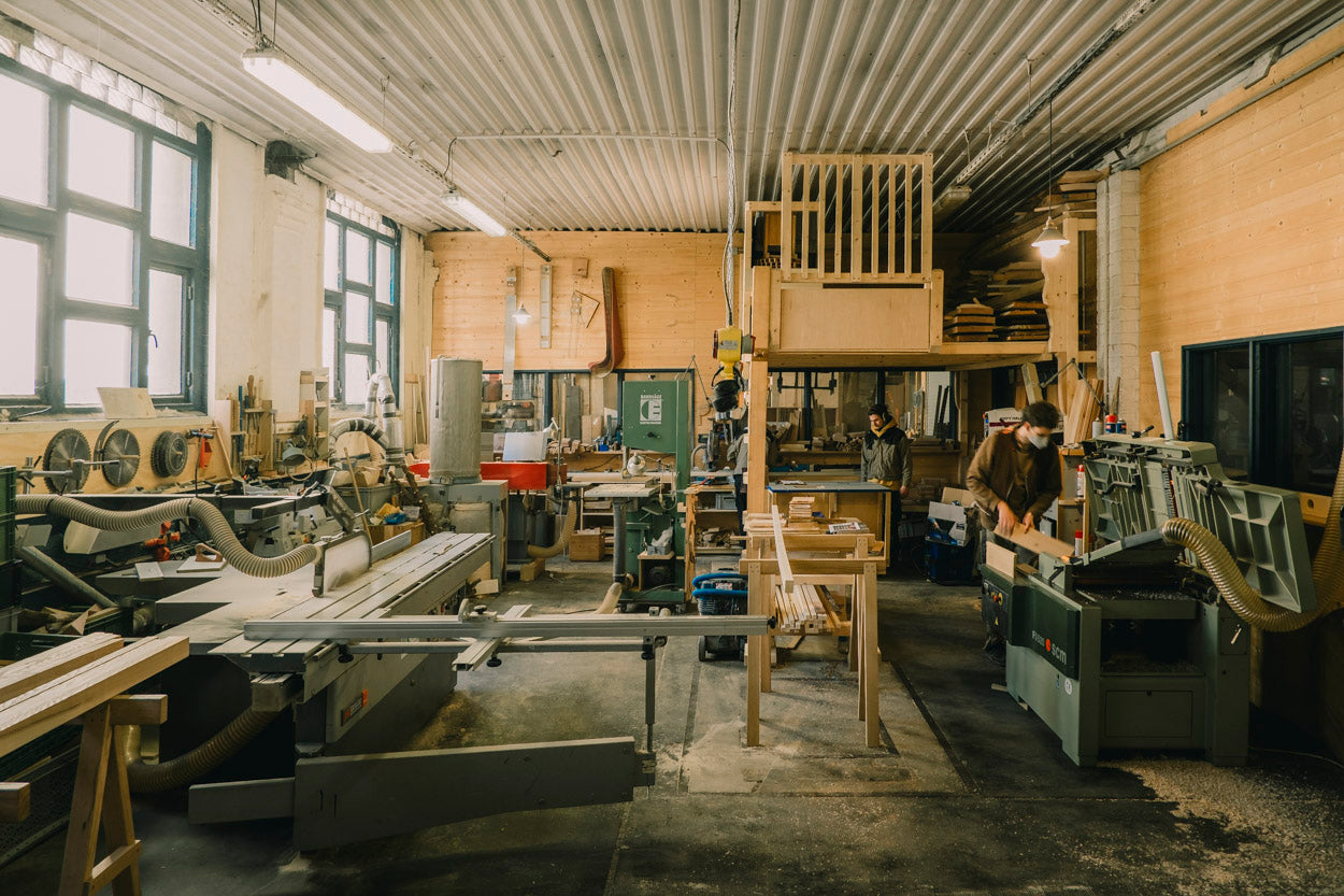 Überblick über die Werkstatt einer Leipziger Möbeltischlerei – ausgestattet mit stationären Maschinen für Zuschnitt, Fräsung und Verleimung