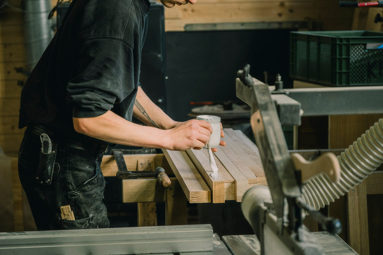 Tischler in Leipzig beim Verleimen von Massivholz – präzise Handarbeit in der Möbeltischlerei