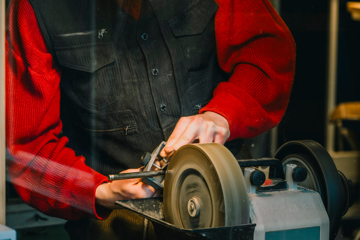 Schleifen von Handwerkzeugen in der Schreinerei