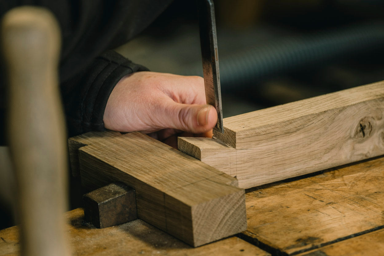 Handarbeit in einer Tischlerei in deiner Nähe – klassische Werkzeuge im Einsatz in Leipziger Schreinerei