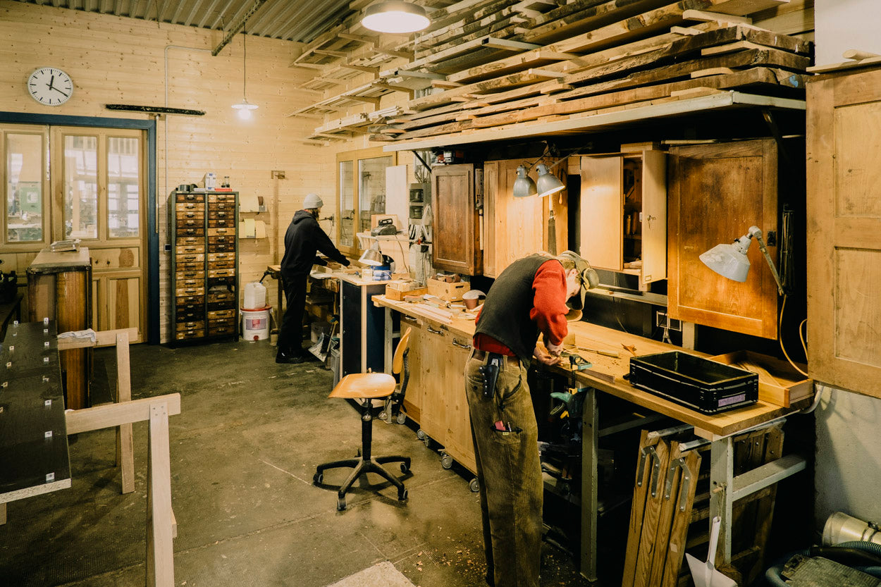 Handarbeit in Leipziger Tischlerei – Hobelstation und Ölung zur Veredelung von Massivholz