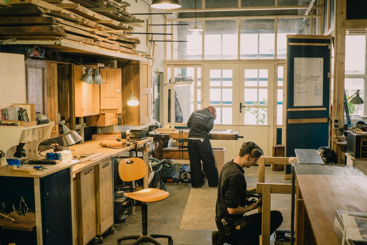 Innenansicht der Leipziger Tischlerei – Auszubildende arbeiten konzentriert am Holzbauprojekt