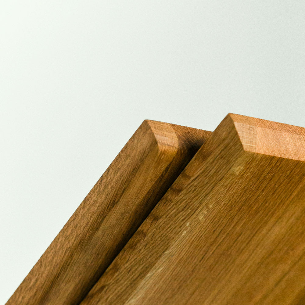 Holz Schneidebrett Eiche Kantenveredelung von mimikry, zwei Schneidebretter aus Eichenholz und ihre unterschiedlichen Kanten im Fokus