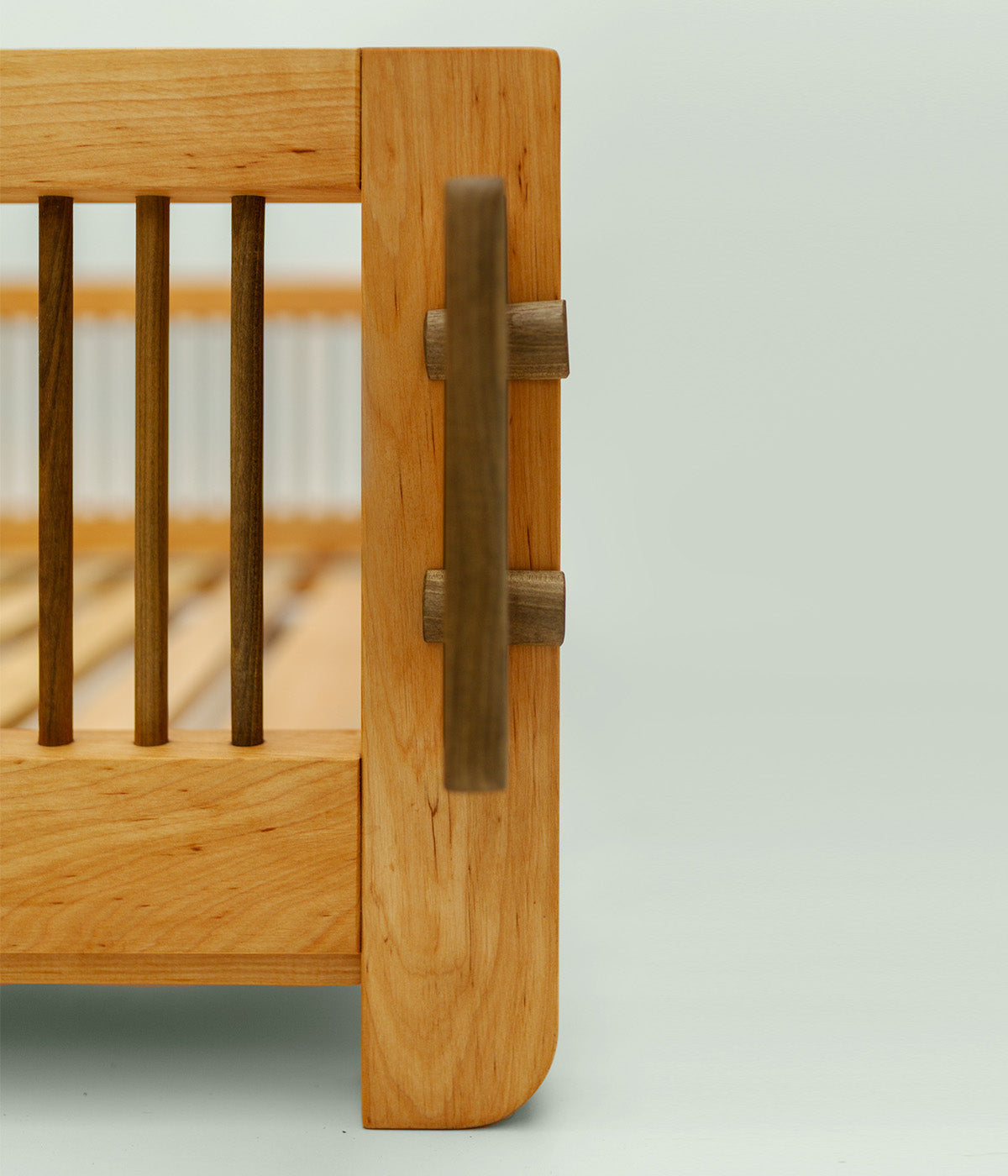 Detailaufnahme der schraubenlosen Verbindung des Bettes Liam, einem Entwurf der Marke mimikry aus Leipzig.