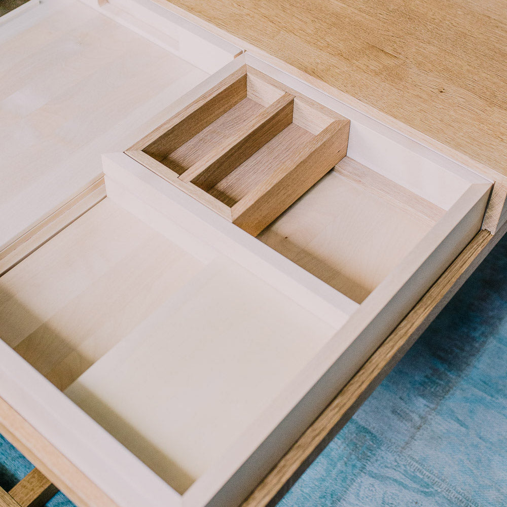 Detailansicht des geöffneten Fachs im modernen Holztisch "Din" von mimikry, mit integrierter Holzbox.