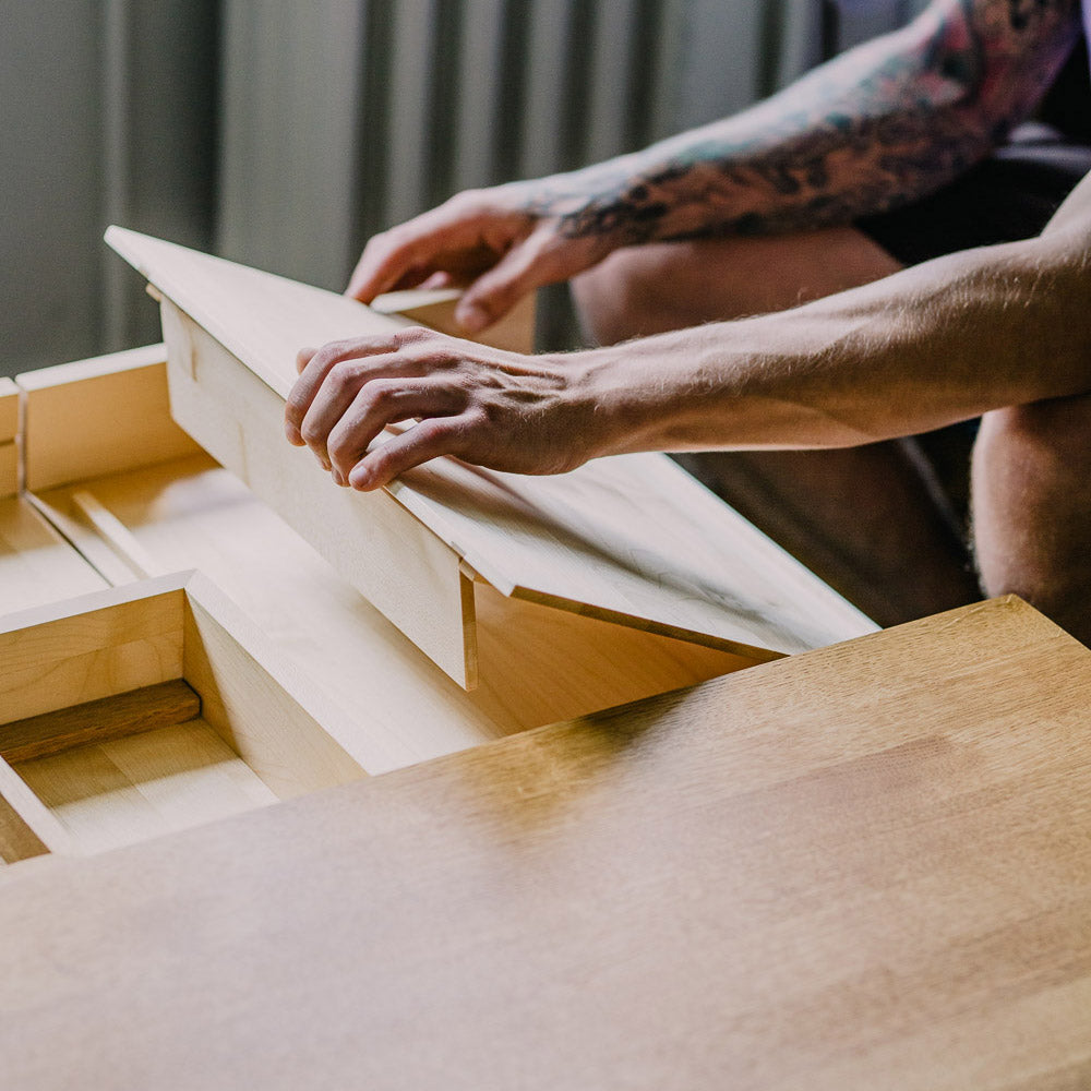 Person öffnet ein Fach im modernen multifunktionstisch "Din" von mimikry, Detailansicht in einem Wohnzimmer.
