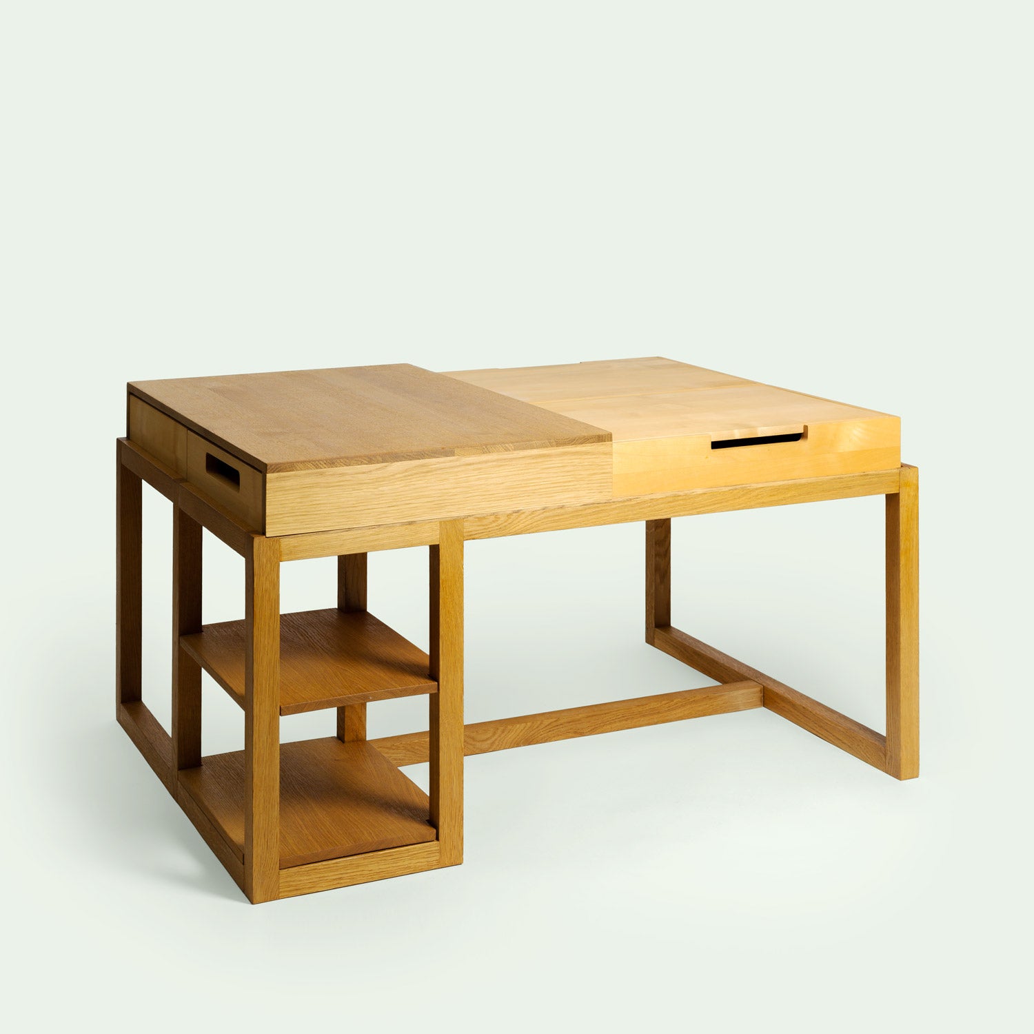 Moderner Holztisch "Din" von mimikry mit rechteckiger Tischplatte und offenen Regalfächern, diagonale Ansicht.