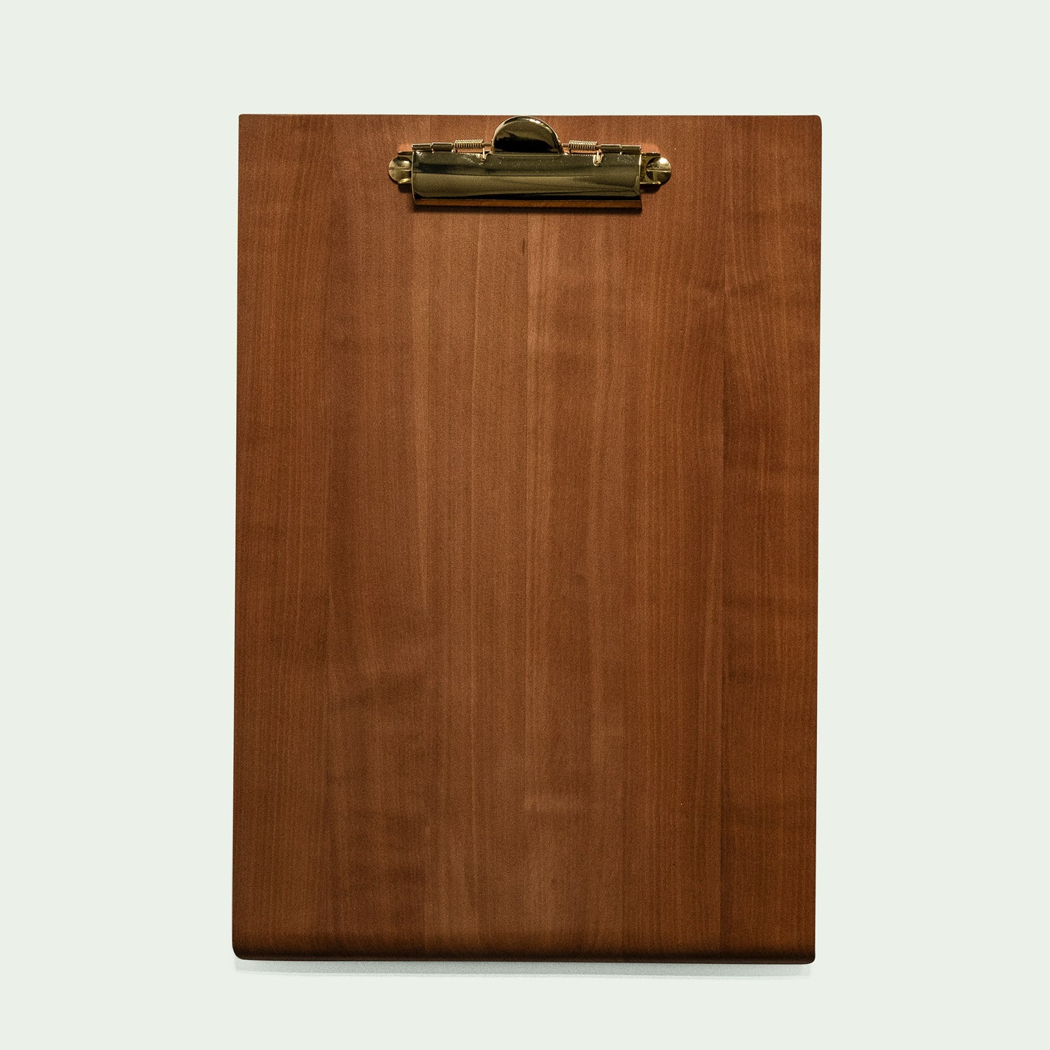 Klemmbrett aus Elsbeere mit Messingklemme, Draufsicht.