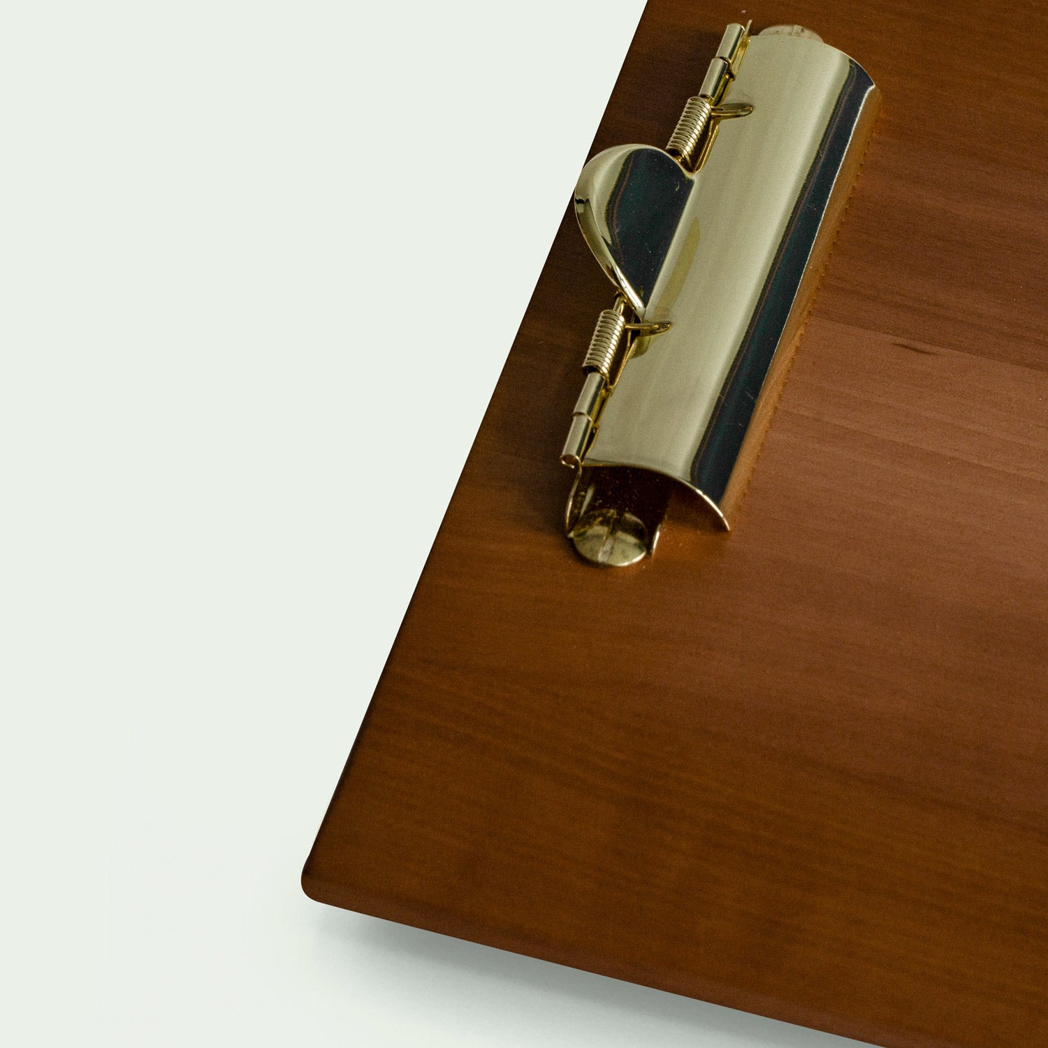 Detailansicht der Messingklemme eines Klemmbretts aus Elsbeere.