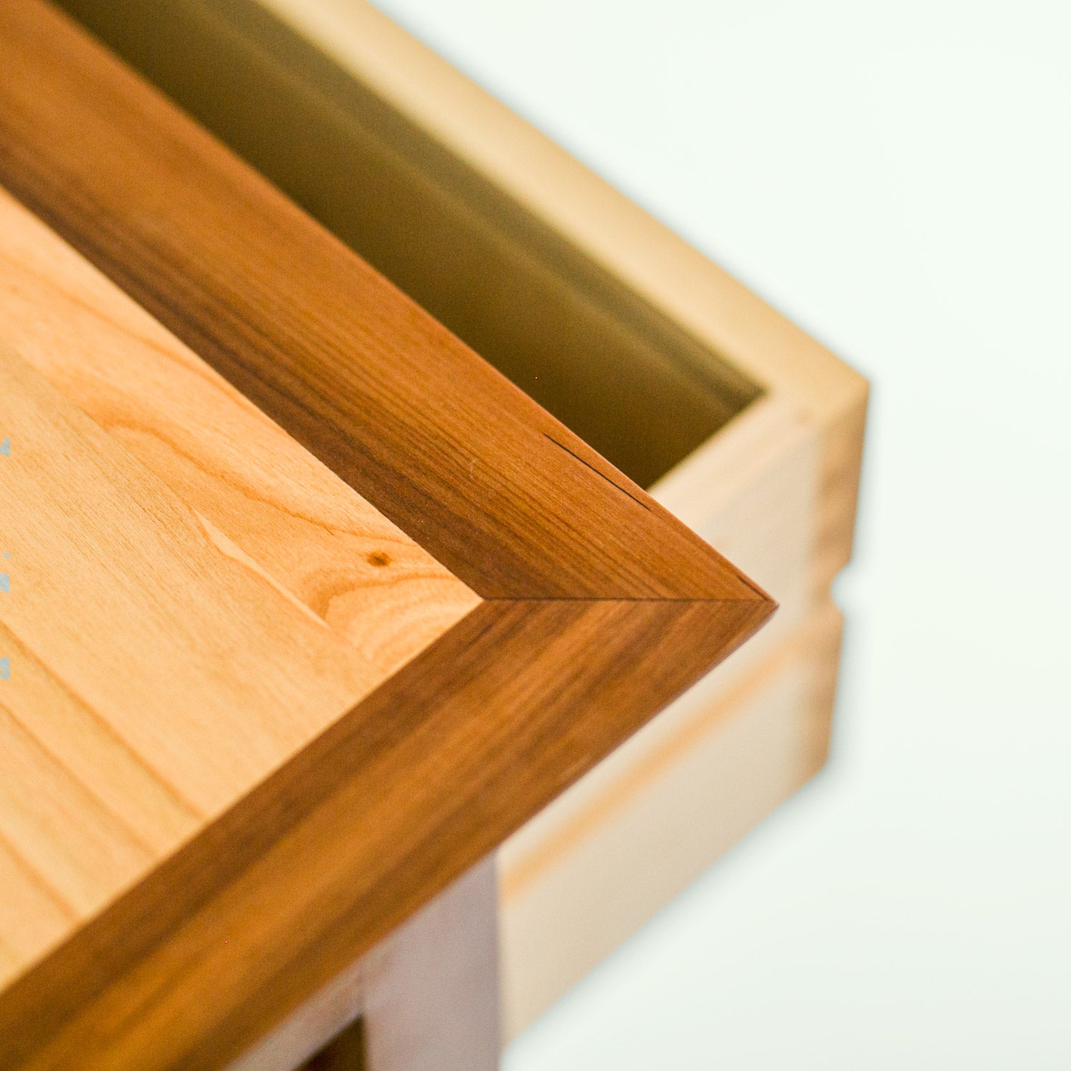 Draufsicht auf Kommode Corbin – fein geschliffene Oberfläche mit natürlicher Holzmaserung