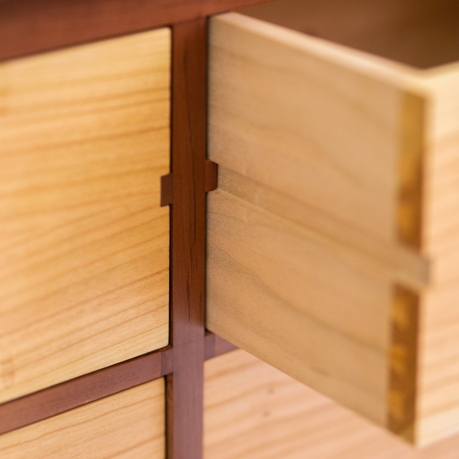 Detailaufnahme der Schubladenführung – sanft laufende Vollauszüge bei Kommode Corbin