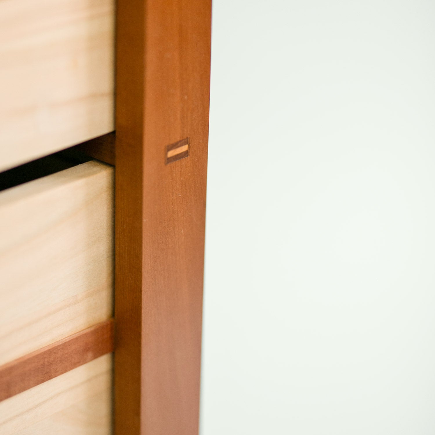 Detail der Eckverbindung – handwerklich gefertigte Steckverbindung bei der Kommode Corbin