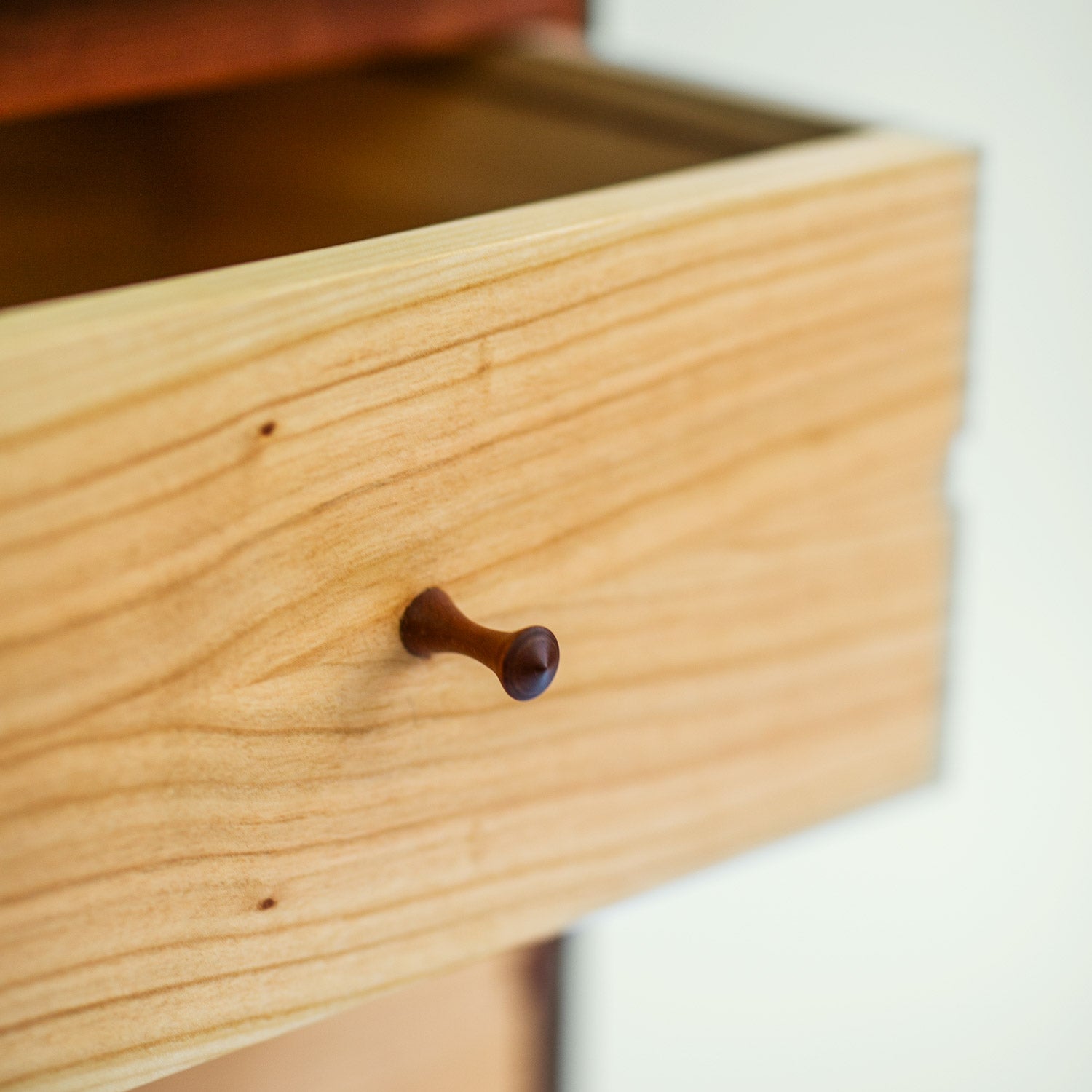 Geöffnete Schubladen der Kommode Corbin – Holzgriffe aus präziser Schreinerarbeit