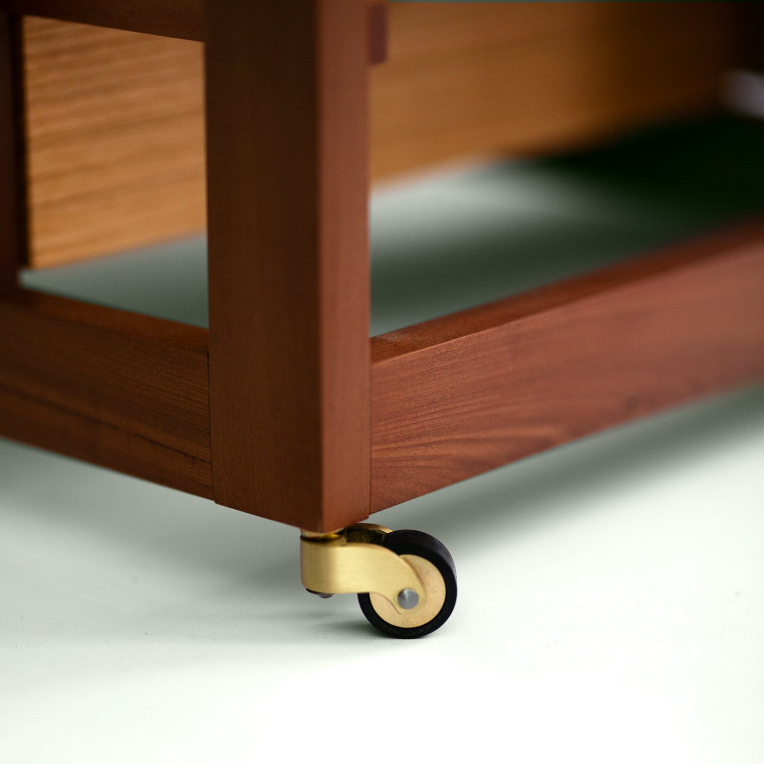 Detailaufnahme der Messingräder an der Kommode Corbin – hochwertige Rollenlösung für flexible Nutzung und elegantes Design