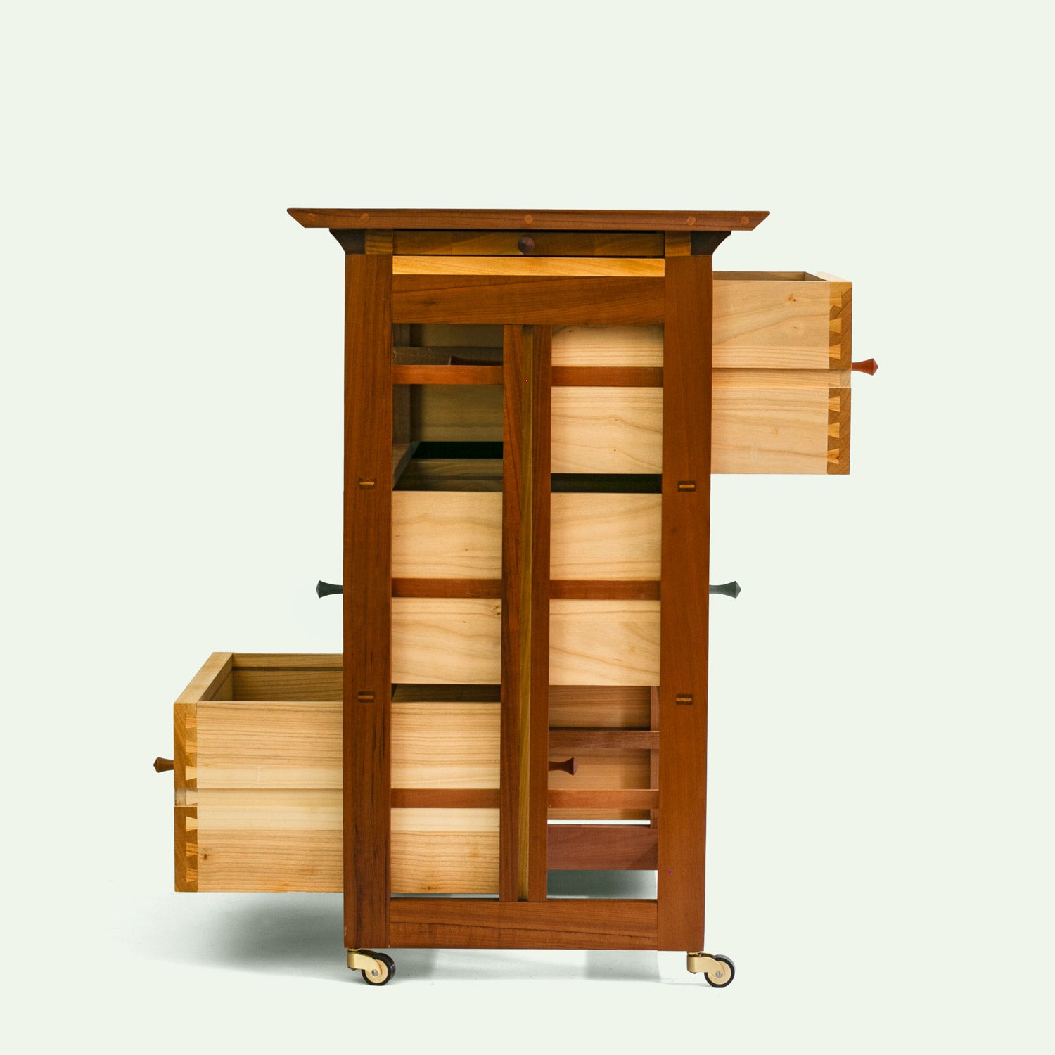 Seitliche Perspektive der Kommode Corbin – elegante Proportionen und präzise Verarbeitung