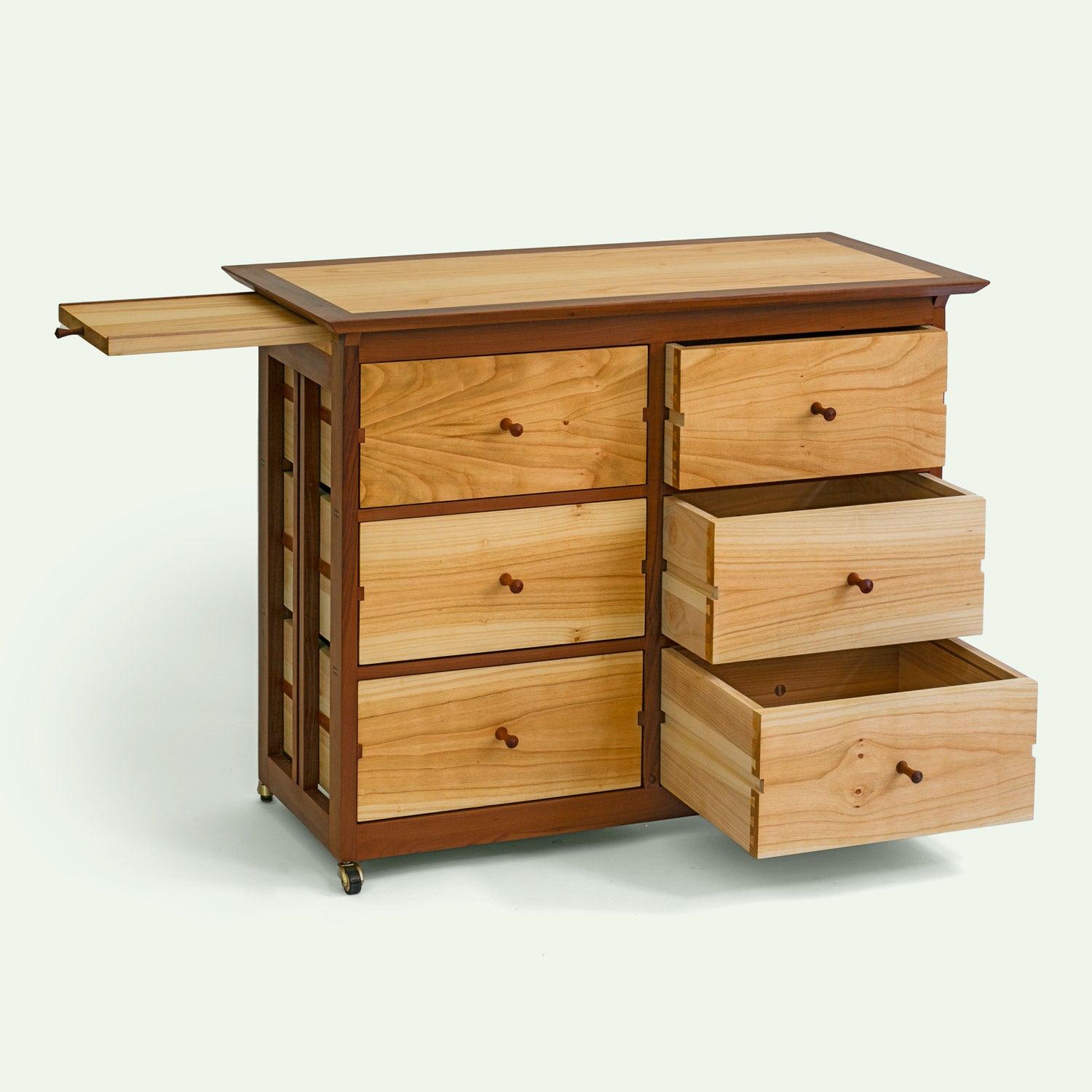 Integrierte Ausziehplatte der Holz Kommode Corbin – erweiterbare Ablagefläche in präziser Tischlerarbeit