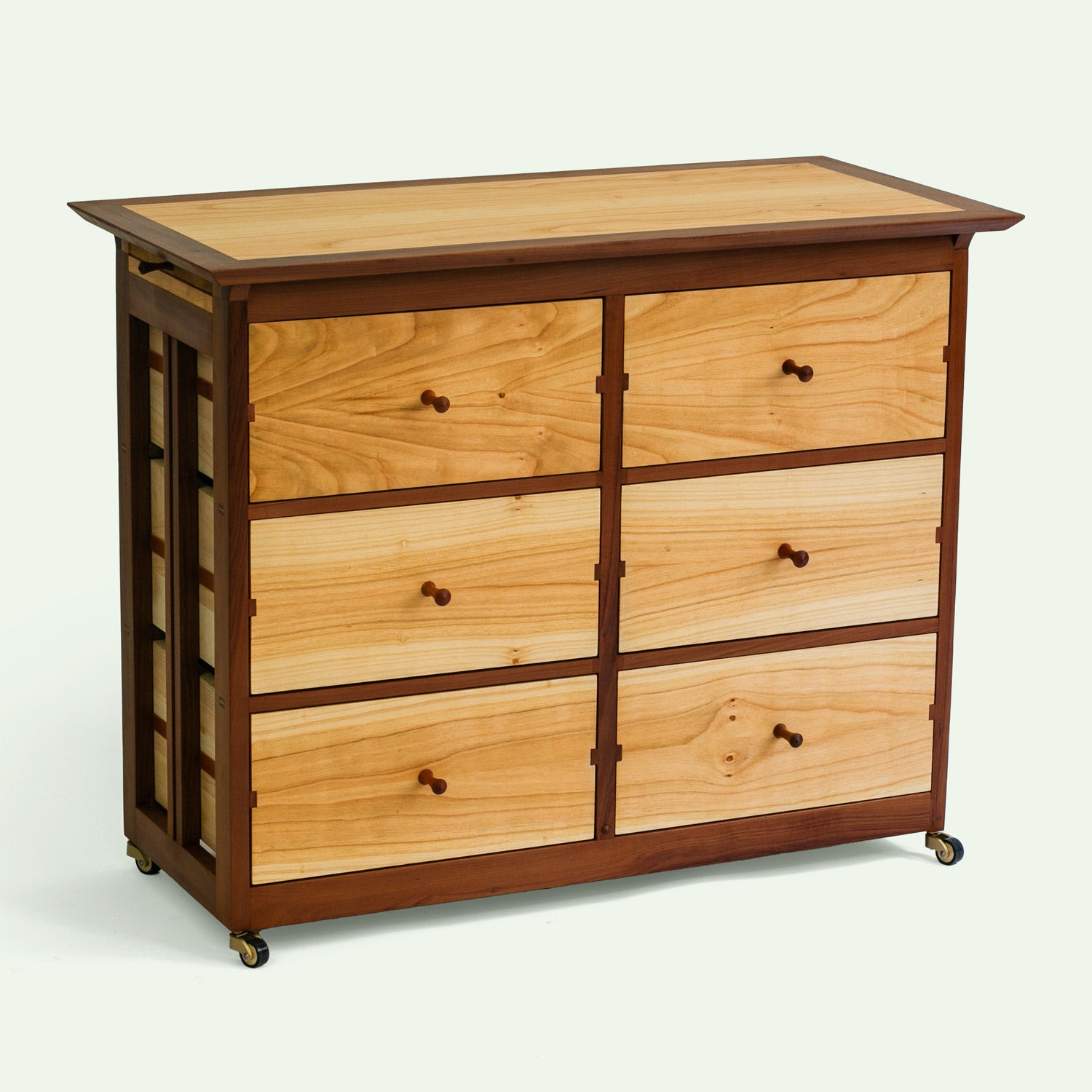 Schrägansicht der Kommode Corbin – charakteristische Linienführung und filigrane Details aus jedem Blickwinkel erlebbar