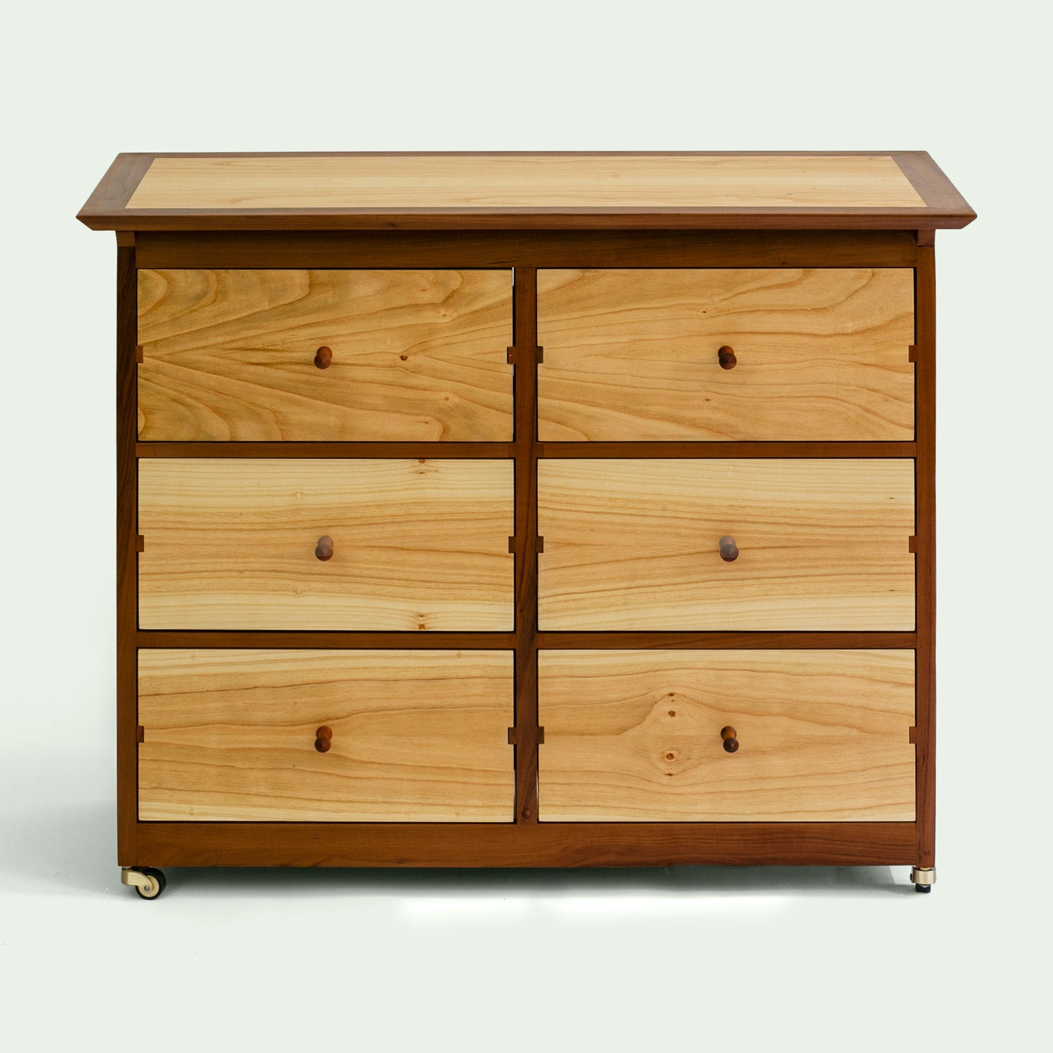 Kommode Corbin in Frontalansicht – klare Linien und zeitloses Design in Massivholz