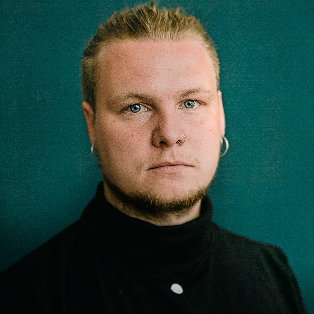 Ernstes Portrait von Noah Schulz, verantwortlicher der Livesessions von mimikry