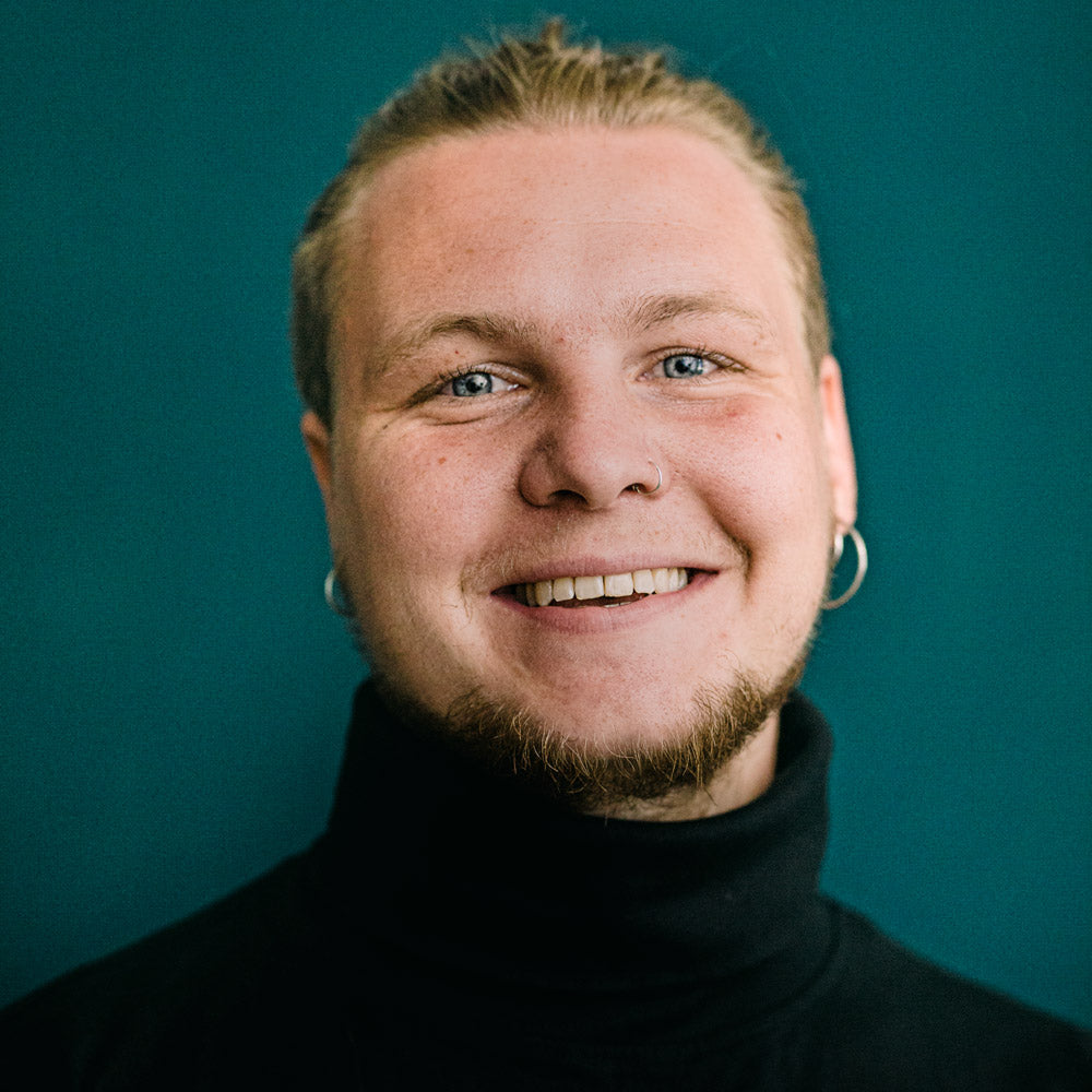 Positives Portrait vom lächelnden Noah Schulz, verantwortlicher der Livesessions von mimikry