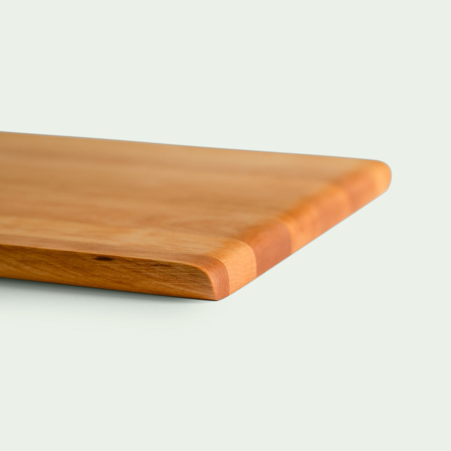 Detailaufnahme der Kantenverrundung eines großen Schneidebrettes aus Erle