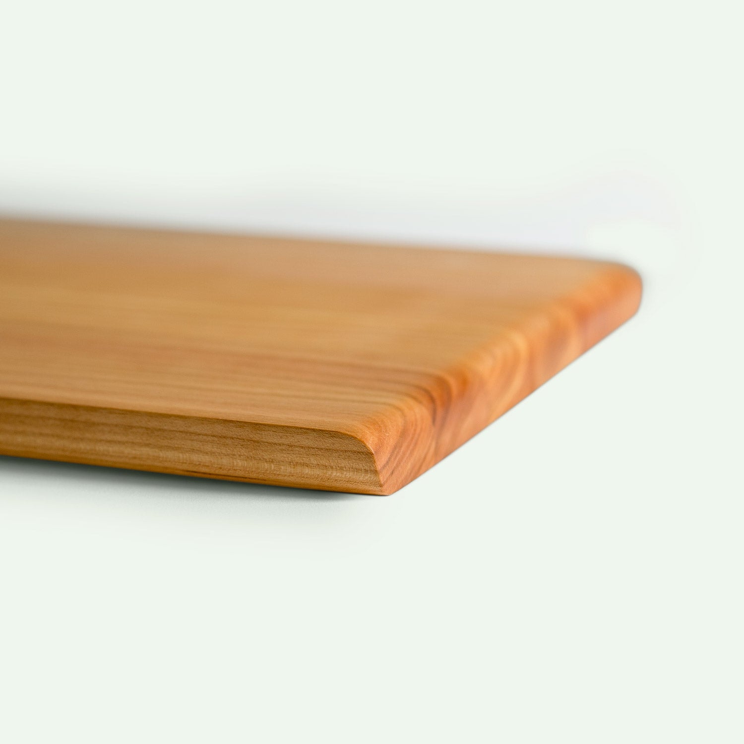 Detailaufnahme der Kantenverrundung eines großen Schneidebrettes aus Kirsche