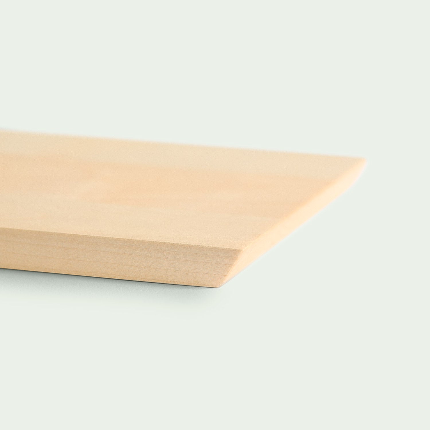 Detailaufnahme der Kante eines Schneidebrettes aus Ahorn