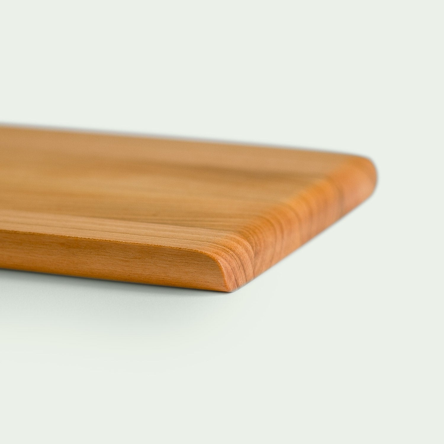 Detailaufnahme der Kantenverrundung eines Schneidebrettes aus Kirsche