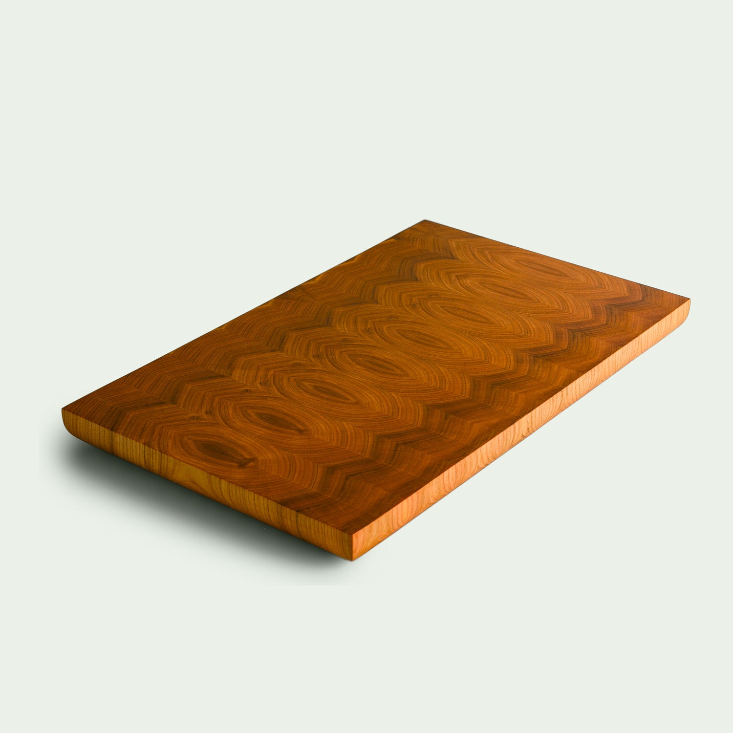 Perspektivische Ansicht eines Hirnholz Schneidebrettes aus Kirsche, als Freisteller